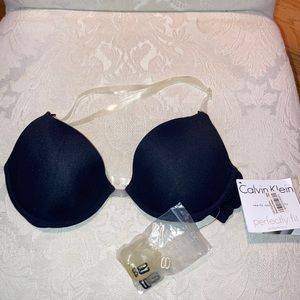 Women’s NWT black five way bra. Calvin Klein.
